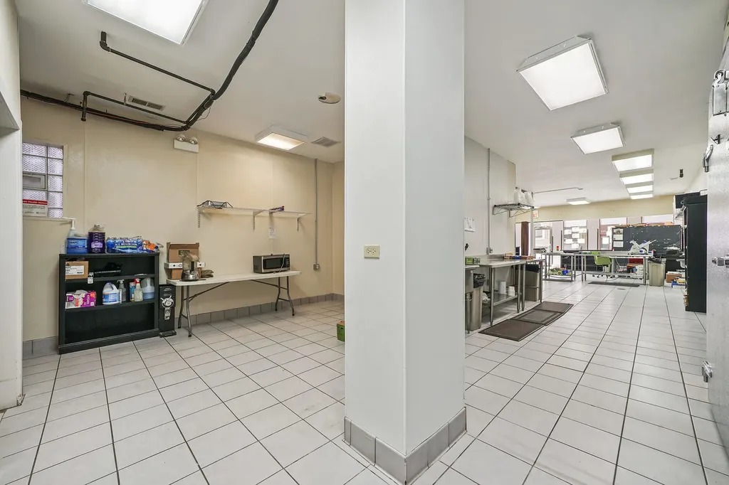 907 North Damen Avenue Chicago IL 60622