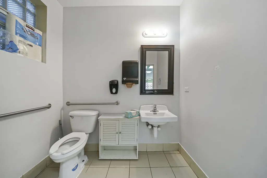 907 North Damen Avenue Chicago IL 60622