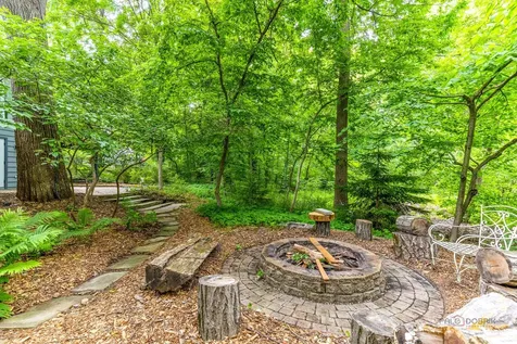 28588 North Tanglewood Court Libertyville IL 60048