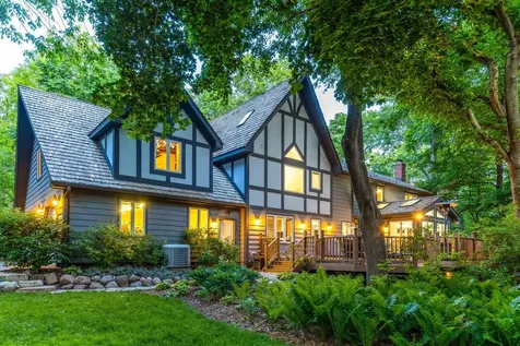 28588 North Tanglewood Court Libertyville IL 60048