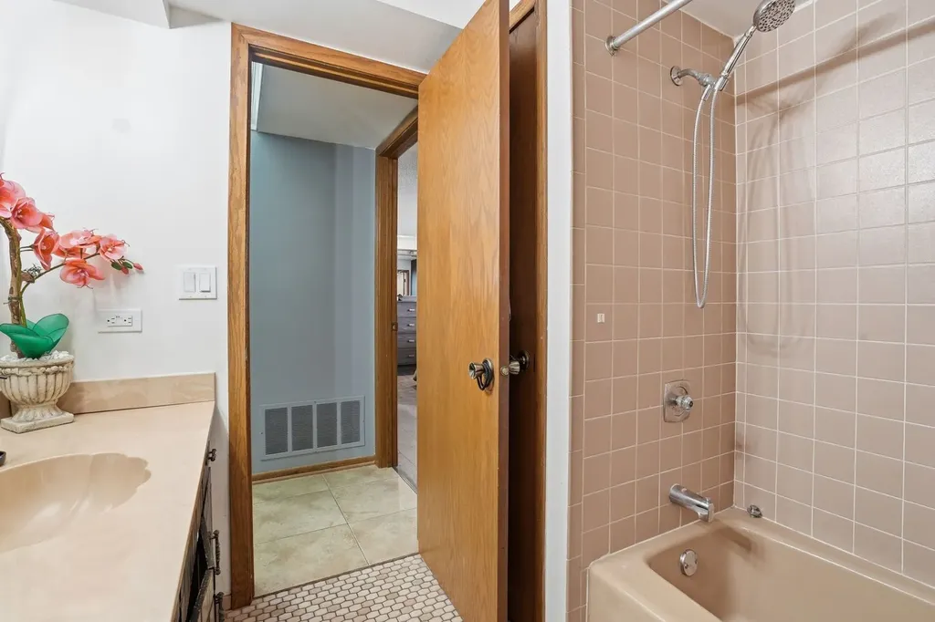 6257 South Newland Avenue Chicago IL 60638