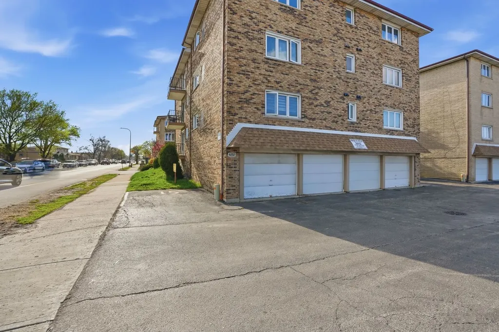 6257 South Newland Avenue Chicago IL 60638