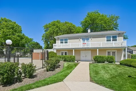 1302 Fall Court Wheeling IL 60090