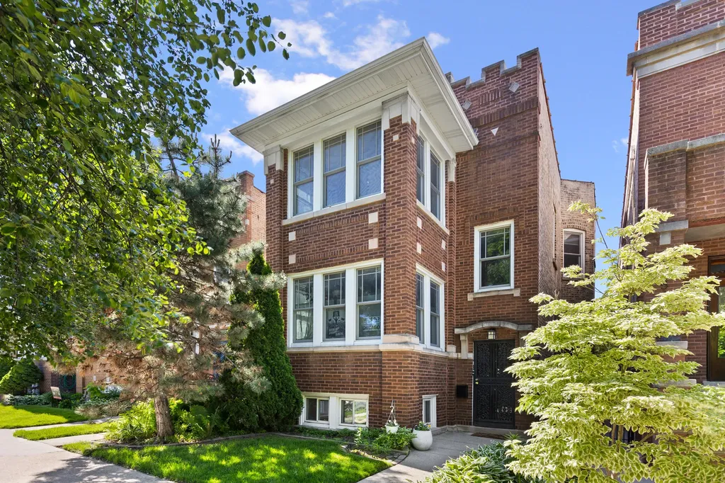 2541 West Argyle Street Chicago IL 60625