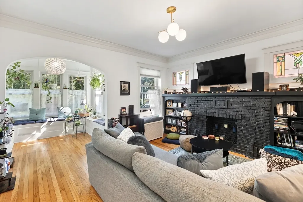 2541 West Argyle Street Chicago IL 60625