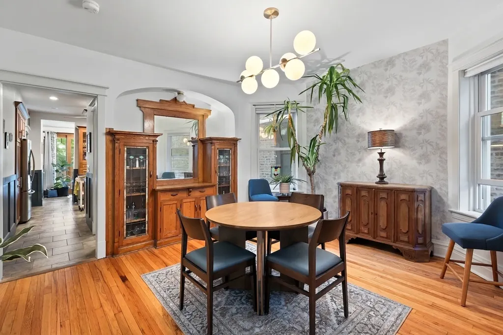 2541 West Argyle Street Chicago IL 60625