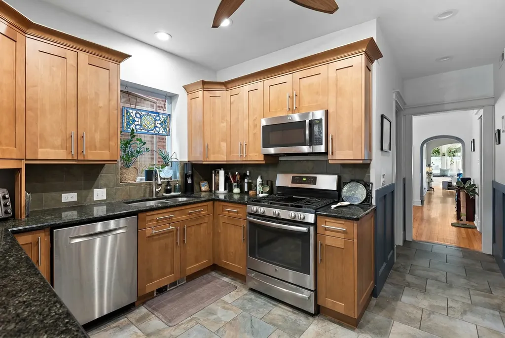 2541 West Argyle Street Chicago IL 60625