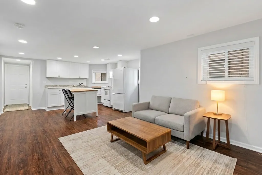 2541 West Argyle Street Chicago IL 60625