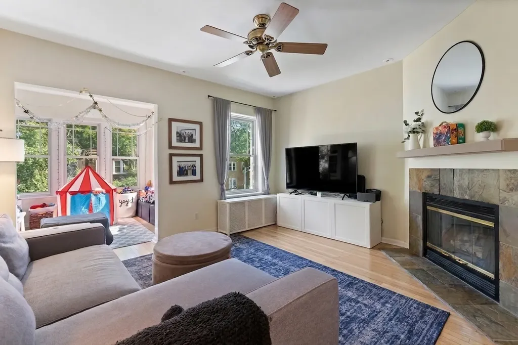 2541 West Argyle Street Chicago IL 60625