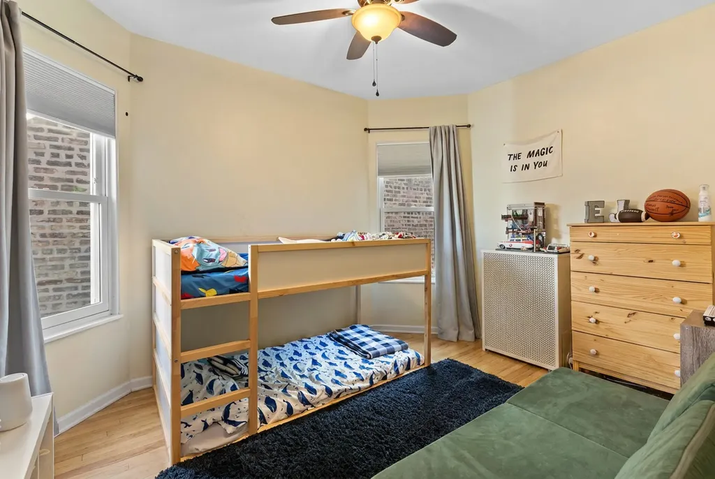 2541 West Argyle Street Chicago IL 60625