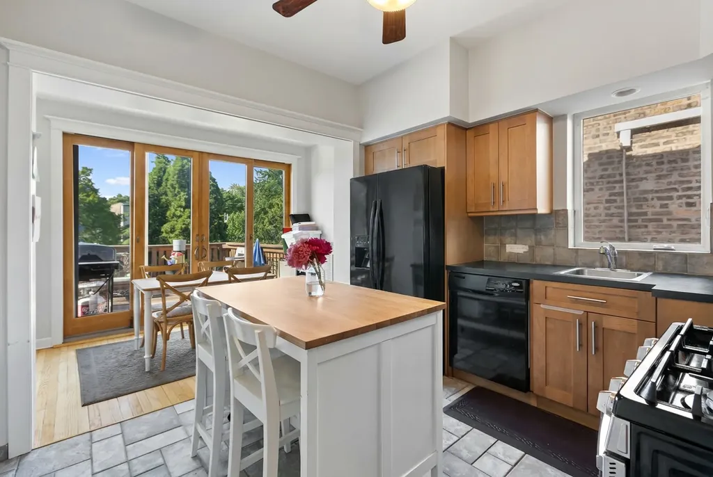 2541 West Argyle Street Chicago IL 60625