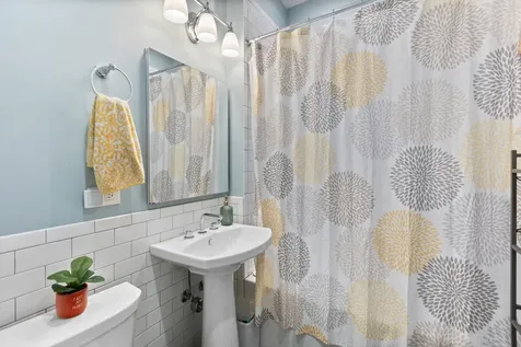 2541 West Argyle Street Chicago IL 60625