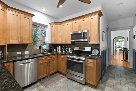 2541 West Argyle Street Chicago IL 60625