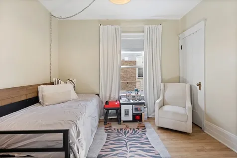 2541 West Argyle Street Chicago IL 60625