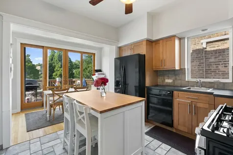 2541 West Argyle Street Chicago IL 60625
