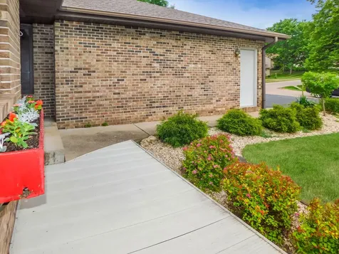 527 Trading Post Trail Rockton IL 61072