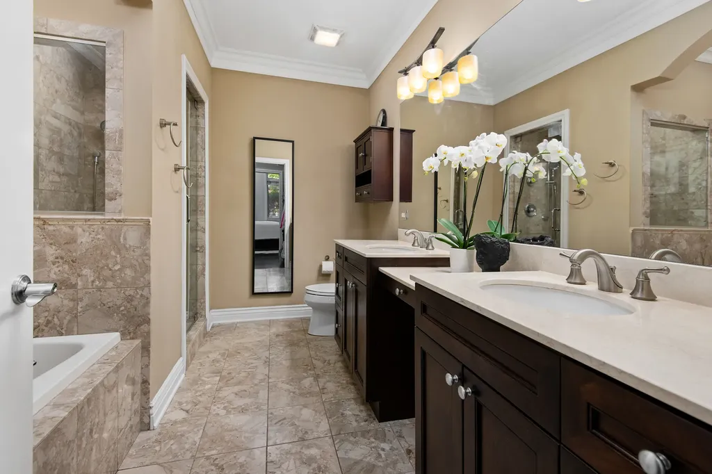 4927 North Damen Avenue Chicago IL 60625