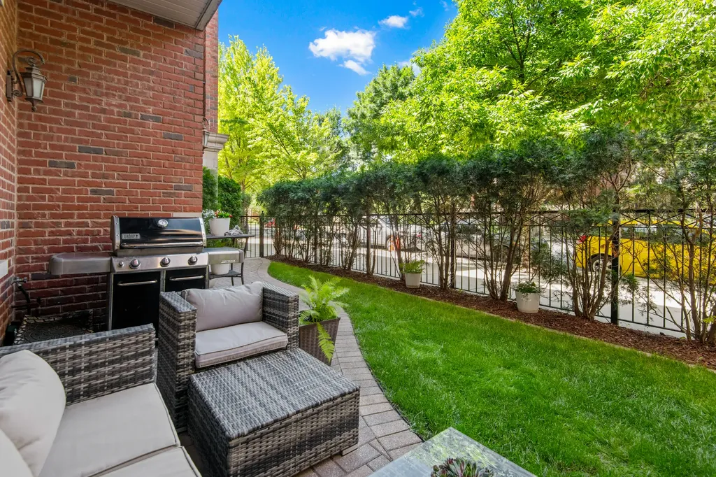 4927 North Damen Avenue Chicago IL 60625