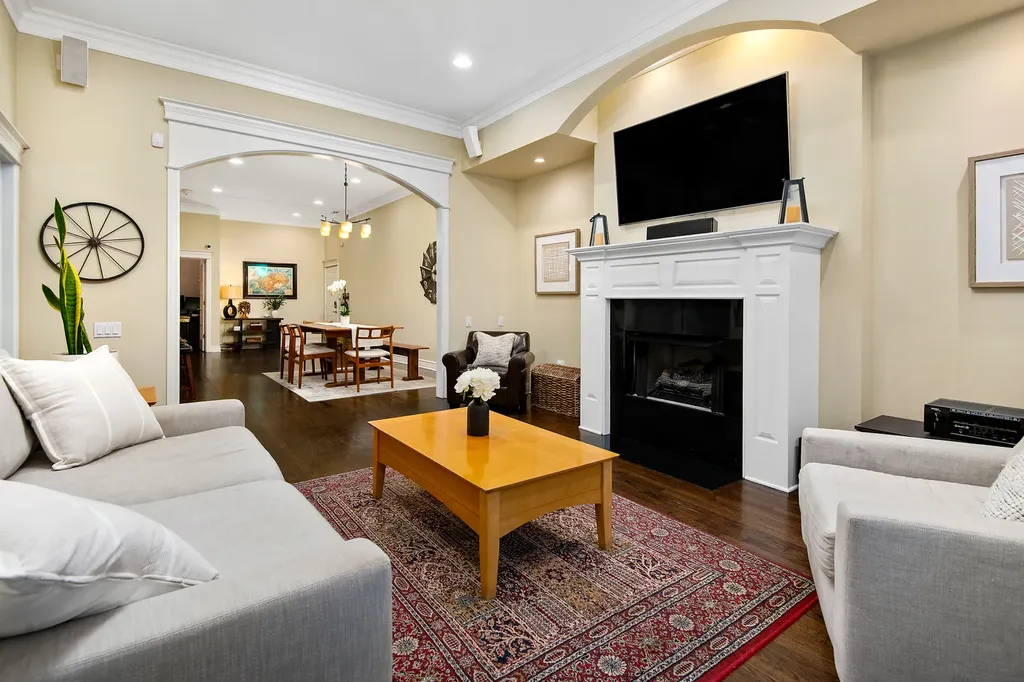 4927 North Damen Avenue Chicago IL 60625