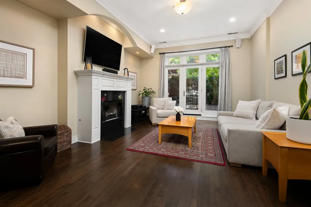 4927 North Damen Avenue Chicago IL 60625