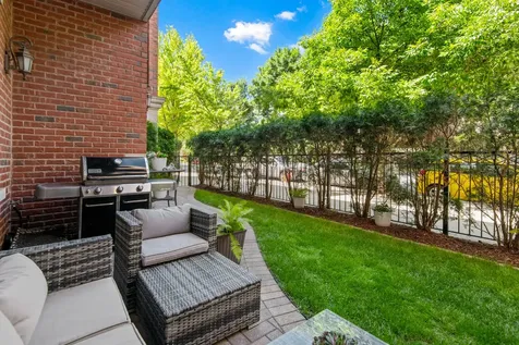 4927 North Damen Avenue Chicago IL 60625