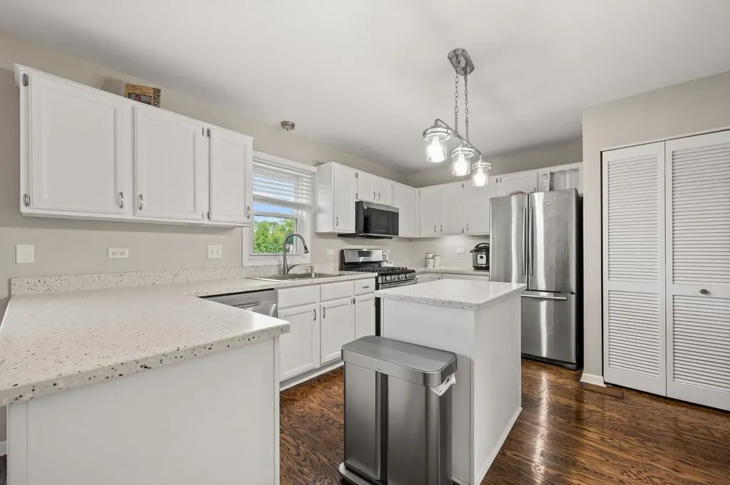 485 West Cimarron Drive Aurora IL 60504