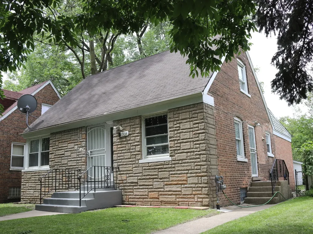 10134 South Bensley Avenue Chicago IL 60617