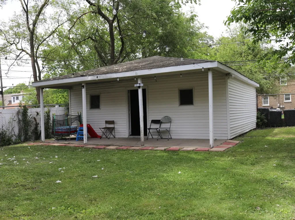 10134 South Bensley Avenue Chicago IL 60617