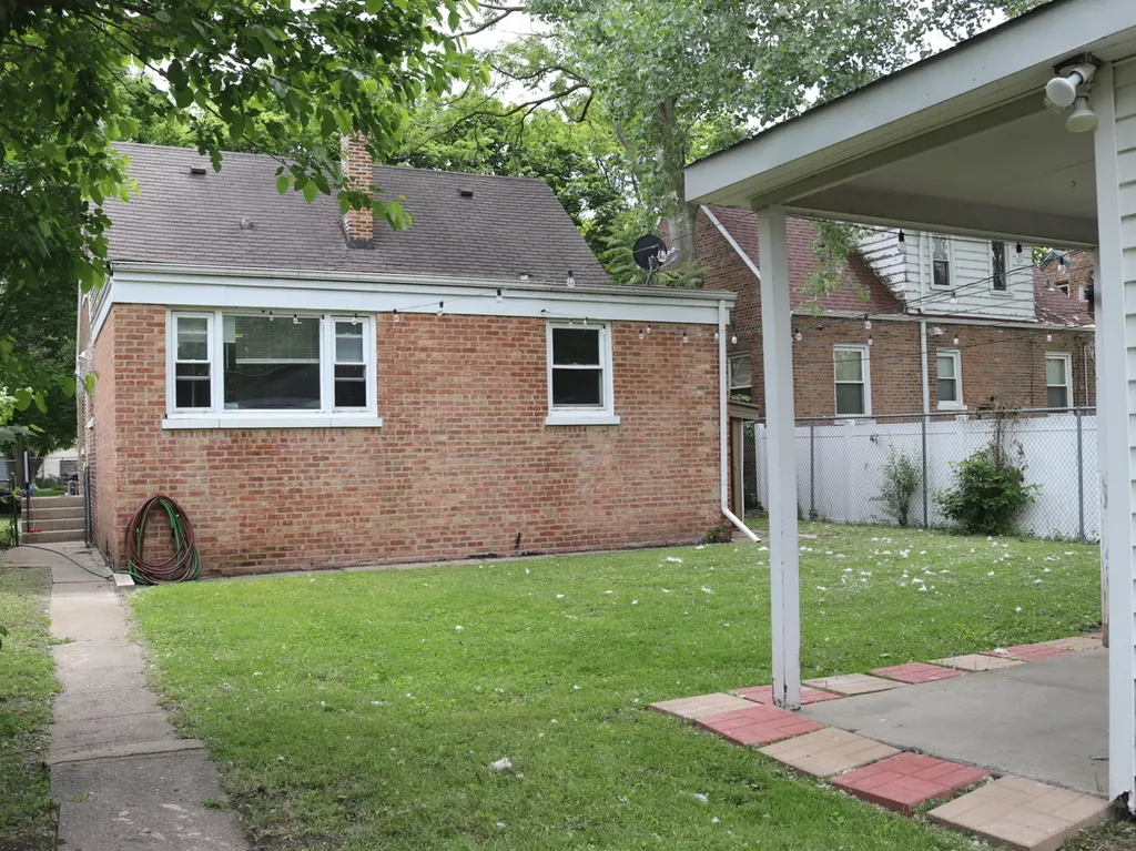 10134 South Bensley Avenue Chicago IL 60617