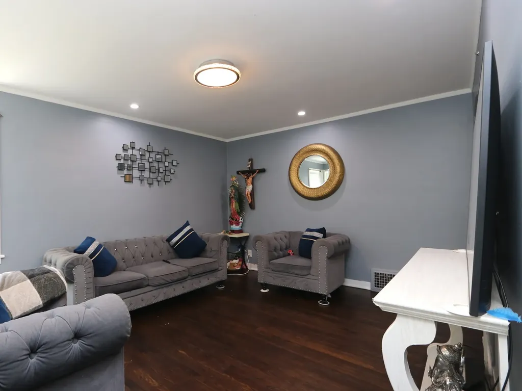 10134 South Bensley Avenue Chicago IL 60617