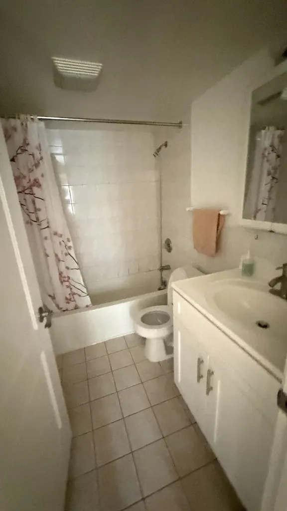 343 West 24th Street Chicago IL 60616