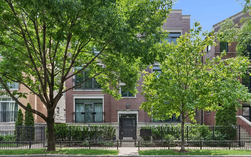 4831 North Winthrop Avenue Chicago IL 60640