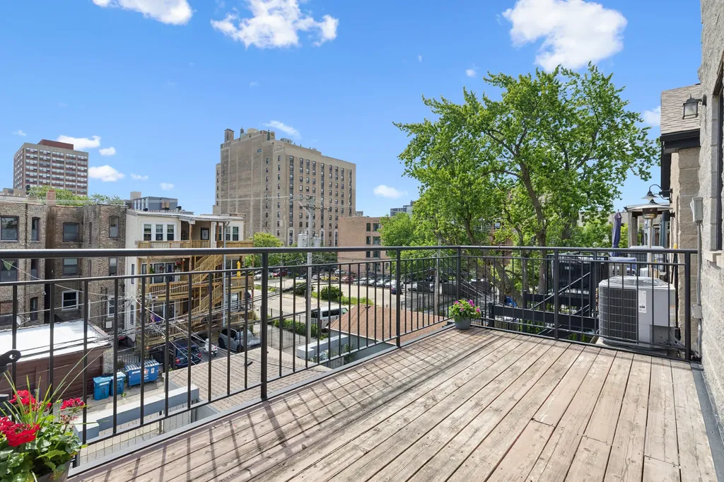 4831 North Winthrop Avenue Chicago IL 60640