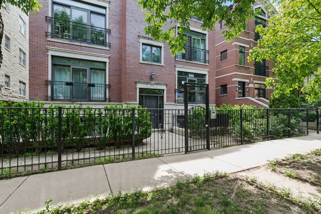4831 North Winthrop Avenue Chicago IL 60640