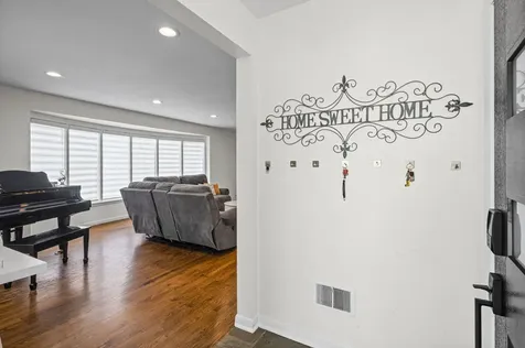 6913 North Concord Lane Niles IL 60714