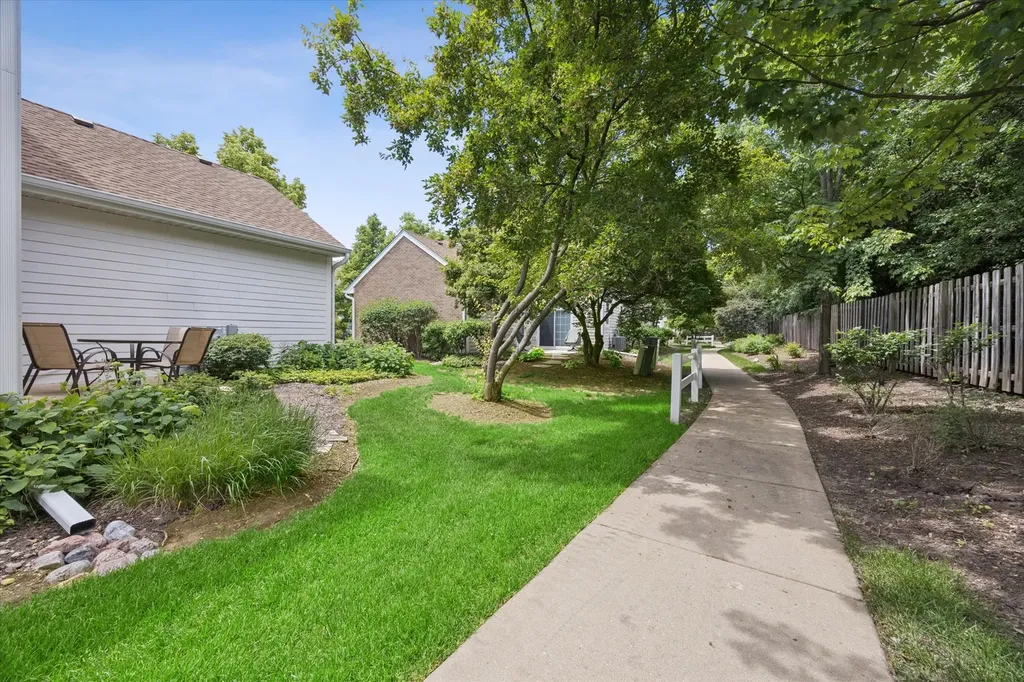 621 Dunhill Lane Carol Stream IL 60188