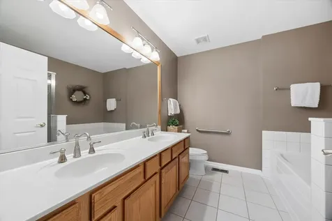621 Dunhill Lane Carol Stream IL 60188