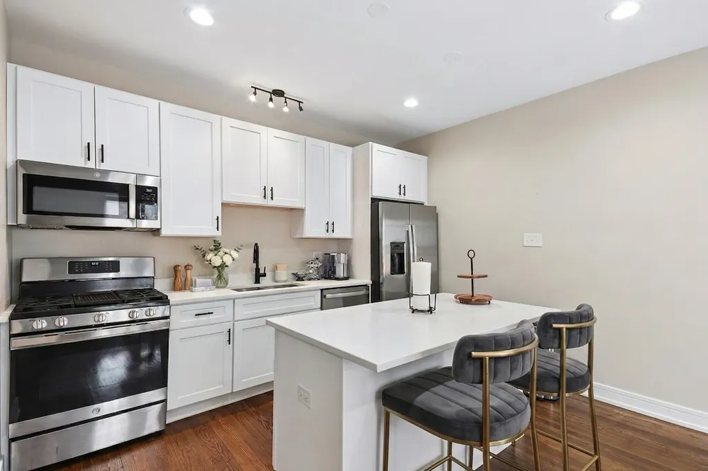 6835 South Clyde Avenue Chicago IL 60649