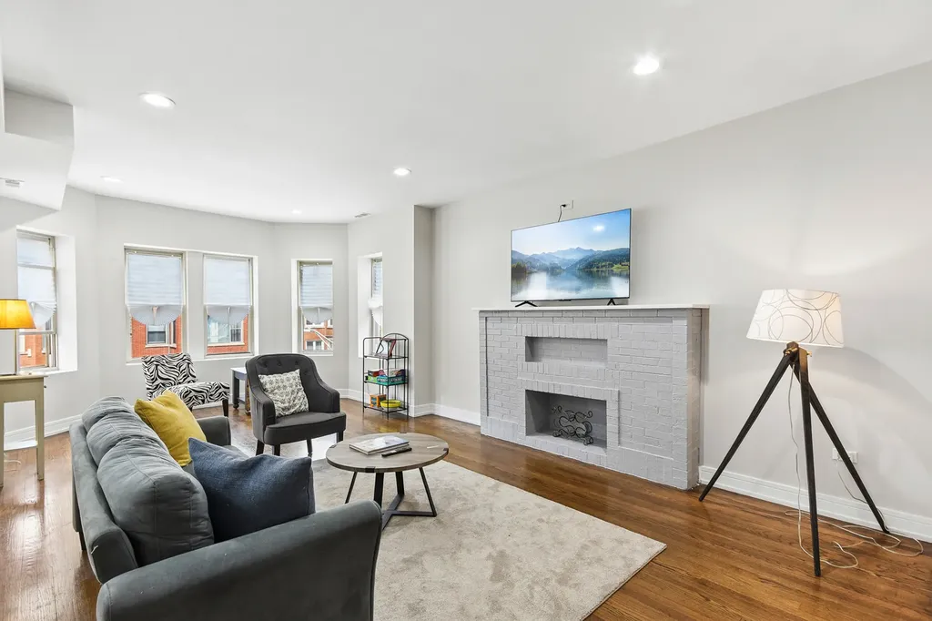 6835 South Clyde Avenue Chicago IL 60649