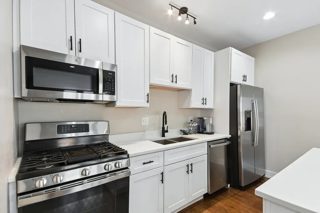 6835 South Clyde Avenue Chicago IL 60649