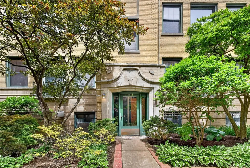 7033 North Sheridan Road Chicago IL 60626