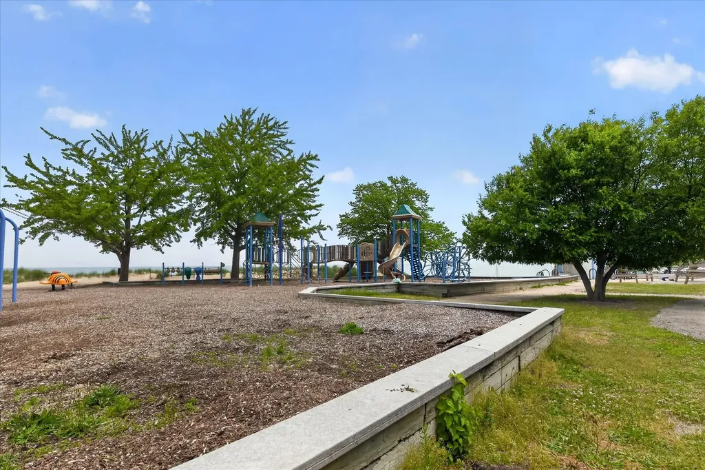 7033 North Sheridan Road Chicago IL 60626