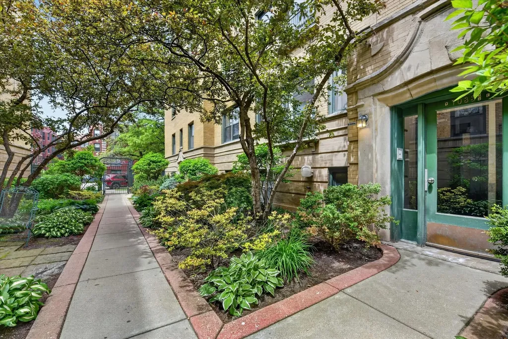 7033 North Sheridan Road Chicago IL 60626