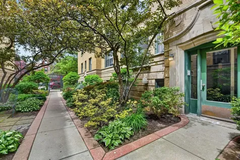 7033 North Sheridan Road Chicago IL 60626
