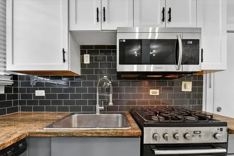 7033 North Sheridan Road Chicago IL 60626