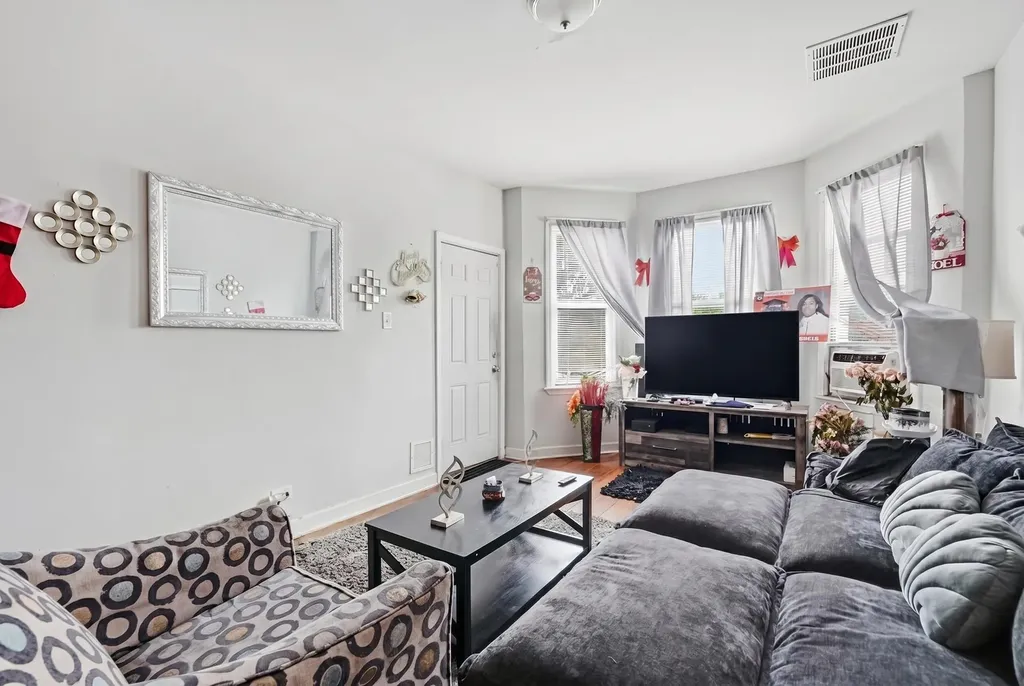3056 East 87th Street Chicago IL 60617