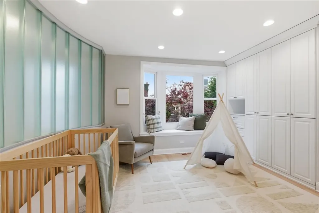 1327 West Barry Street Chicago IL 60657