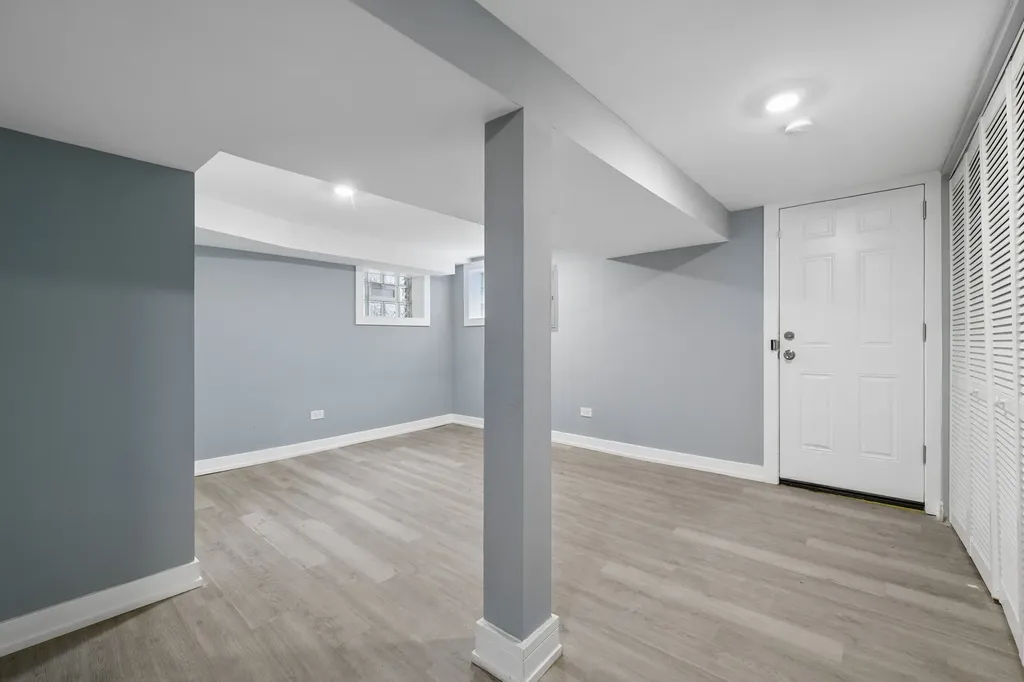 7005 South Eberhart Avenue Chicago IL 60637
