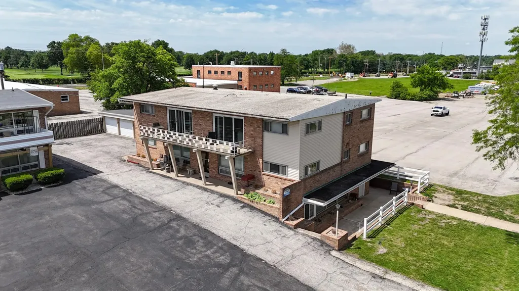 221 Robinhood Lane Bloomington IL 61701