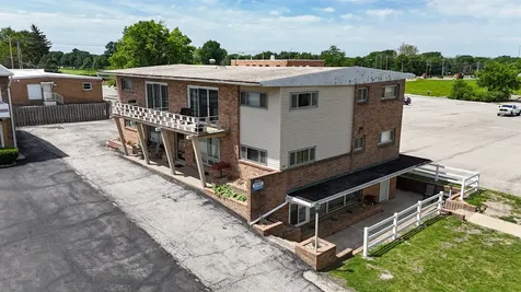 221 Robinhood Lane Bloomington IL 61701